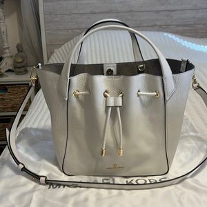 Brand new Michael Kors bag without tags include dust bag. Never used it!